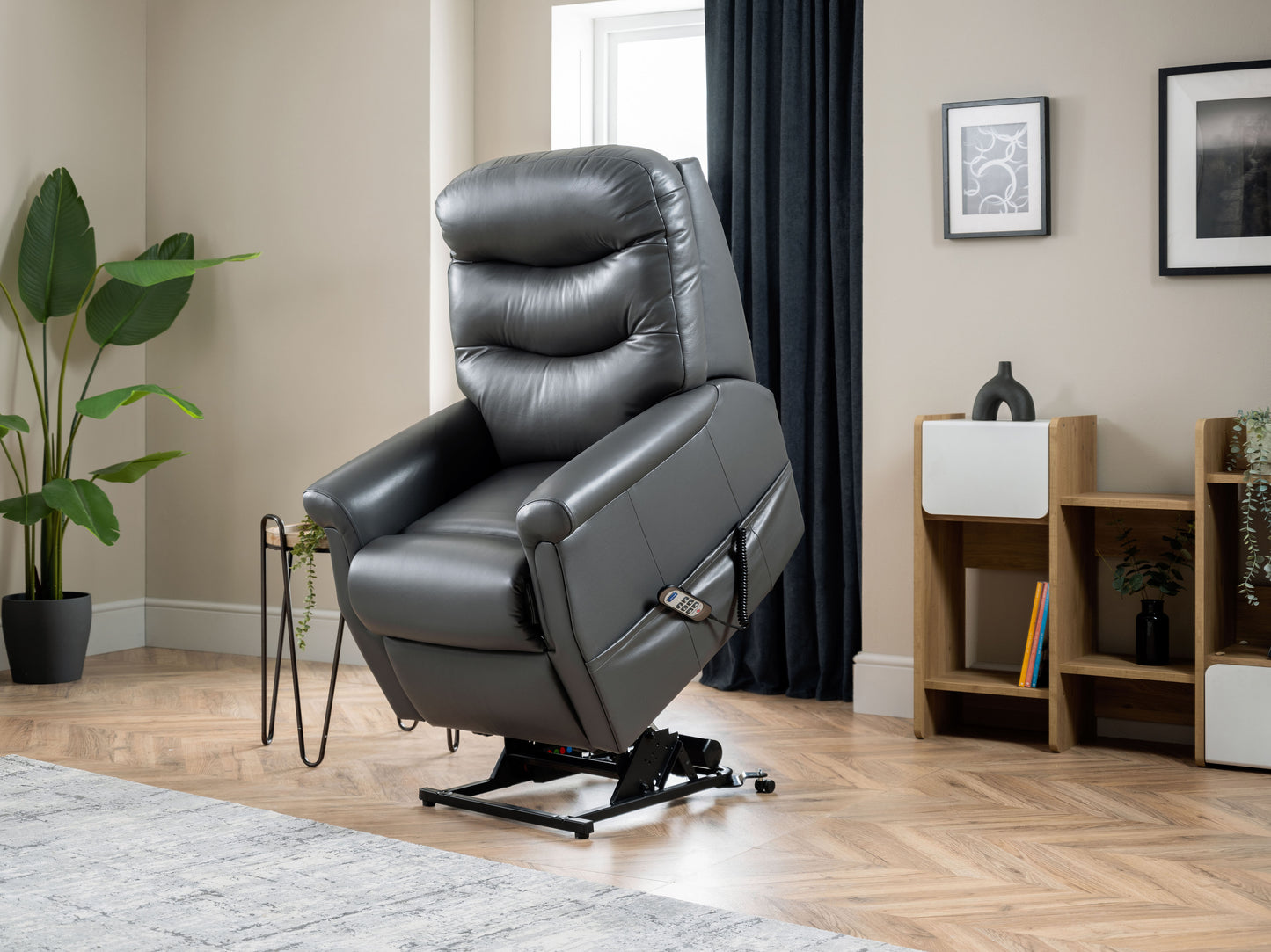 Celebrity Hollingwell Single Motor Rise And Recliner Leather Armchair VAT FREE