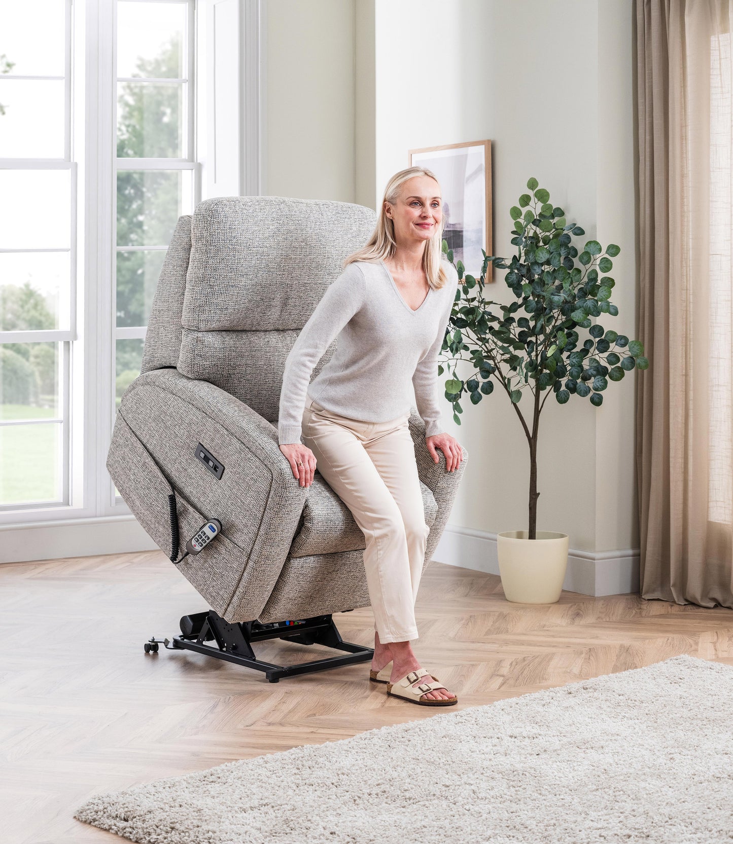 Celebrity Southwell Single Motor Rise And Recliner Fabric Armchair With Mammoth Foam VAT FREE