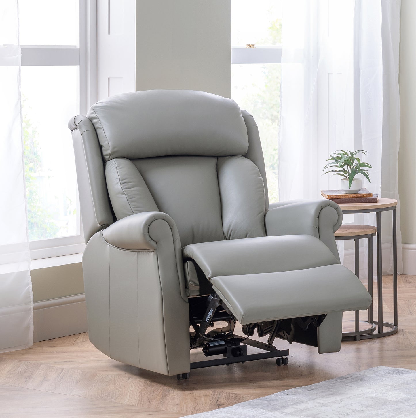 Celebrity Ashfield Single Motor Rise And Recliner Leather Armchair VAT FREE