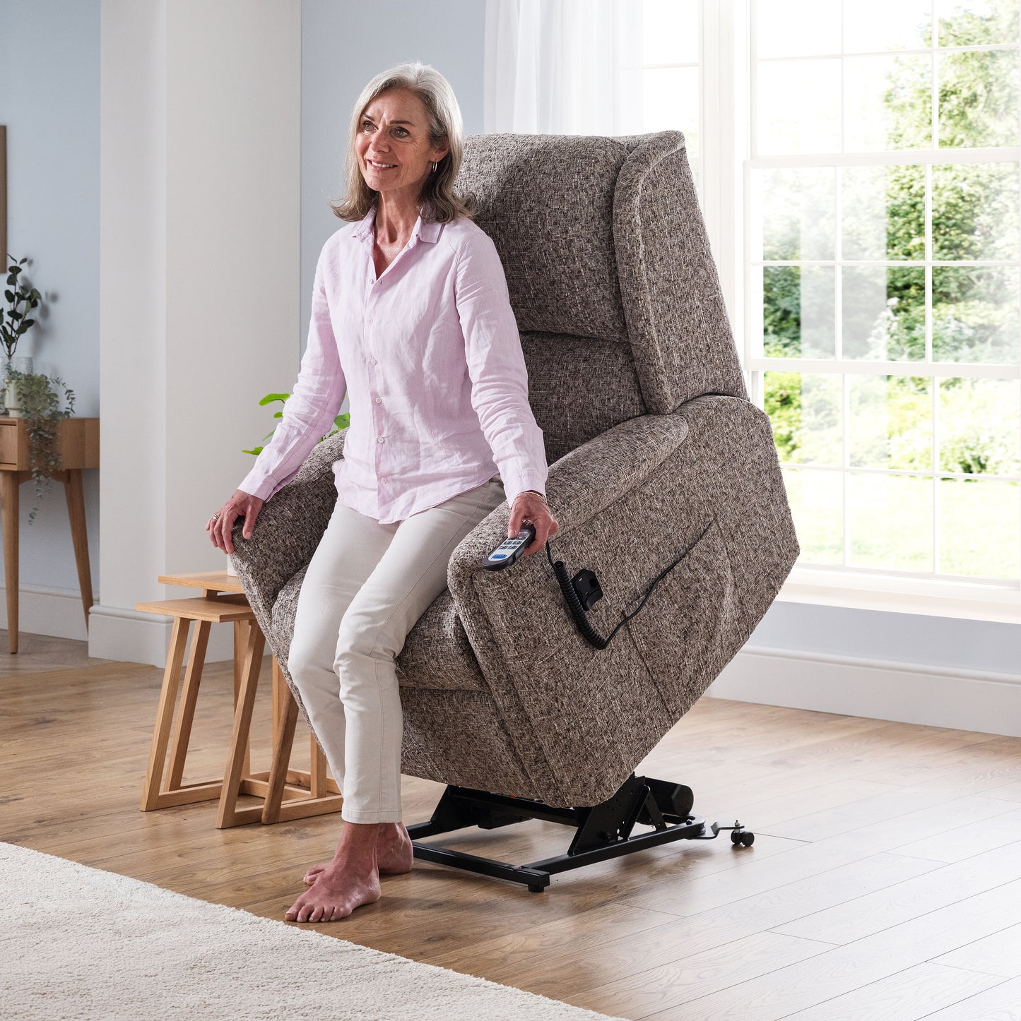Celebrity Farndon Single Motor Rise And Recliner Fabric Armchair With Mammoth Foam VAT FREE