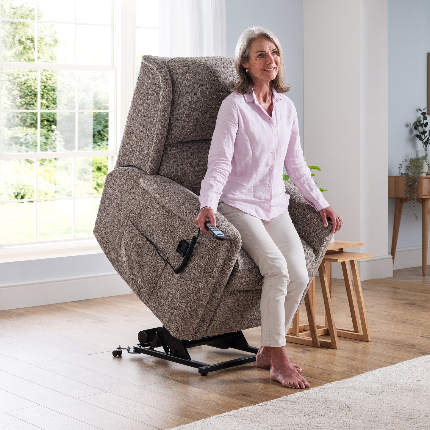 Celebrity Farndon Single Motor Rise And Recliner Fabric Armchair With Mammoth Foam VAT FREE