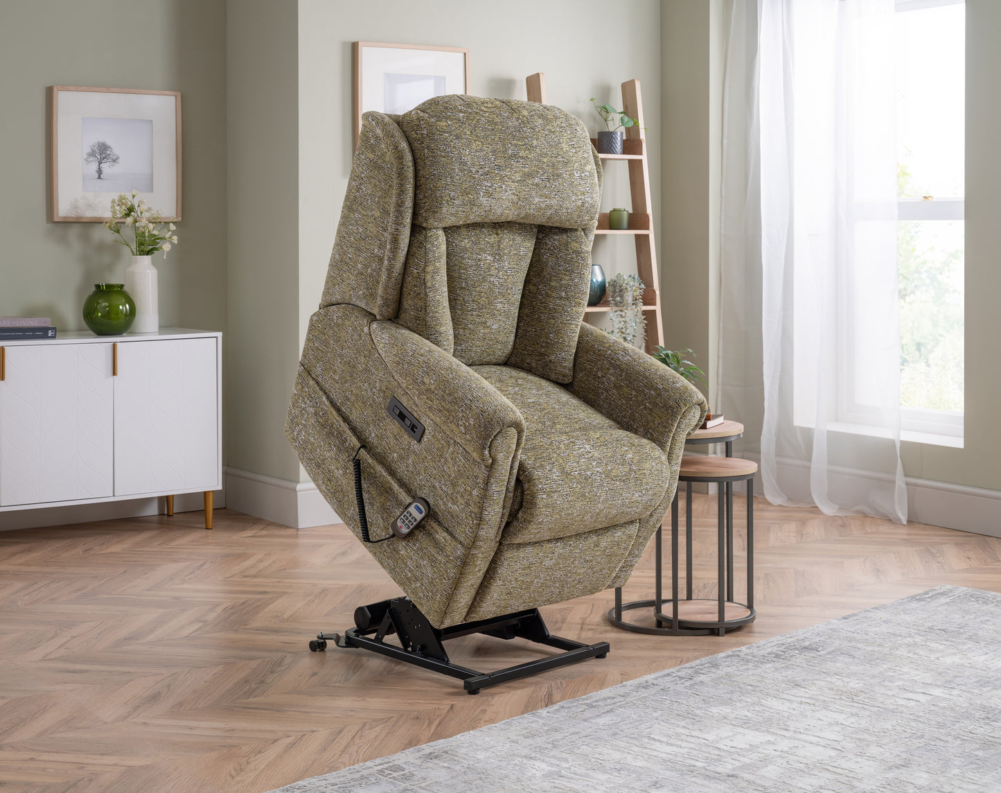 Celebrity Ashfield Single Motor Rise And Recliner Fabric Armchair With Mammoth Foam VAT FREE
