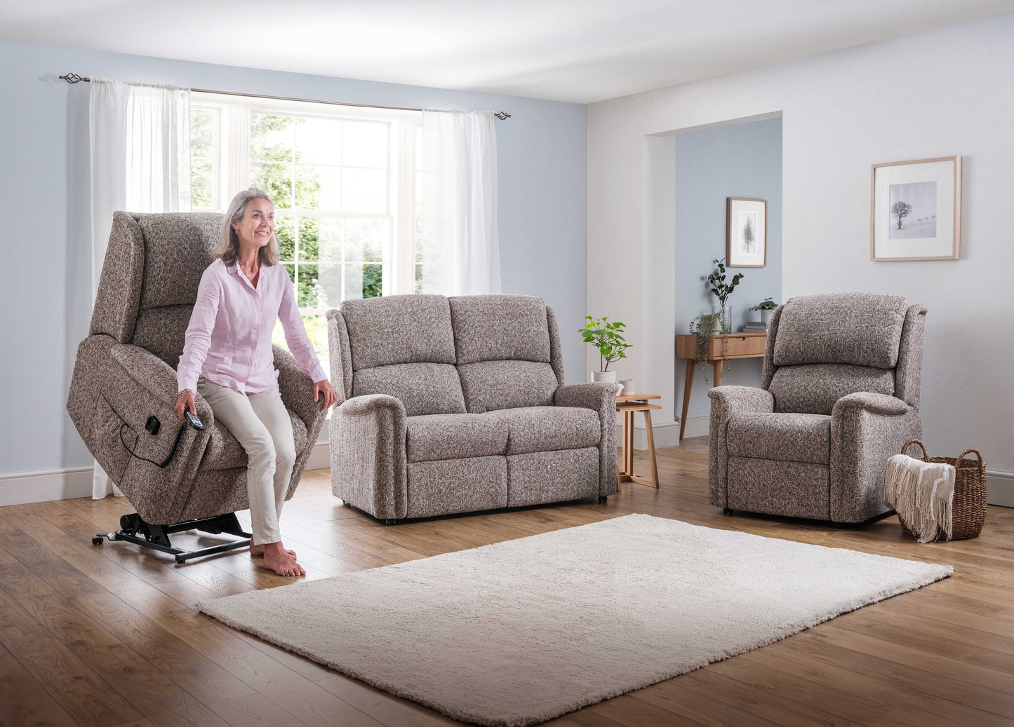 Celebrity Farndon Single Motor Rise And Recliner Fabric Armchair With Mammoth Foam VAT FREE