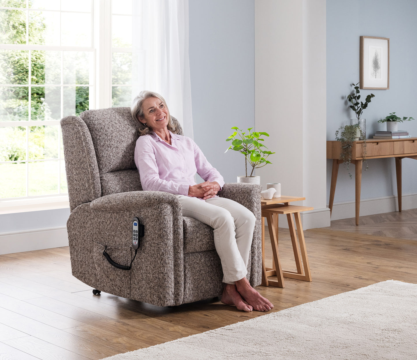 Celebrity Farndon Single Motor Rise And Recliner Fabric Armchair With Mammoth Foam VAT FREE