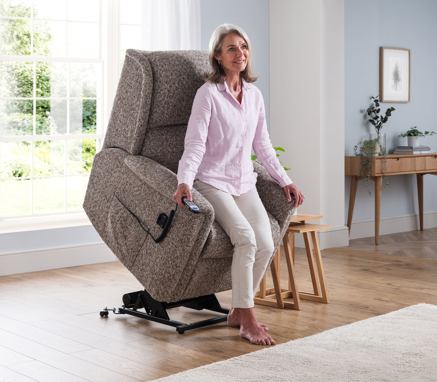 Celebrity Farndon Single Motor Rise And Recliner Fabric Armchair With Mammoth Foam VAT FREE