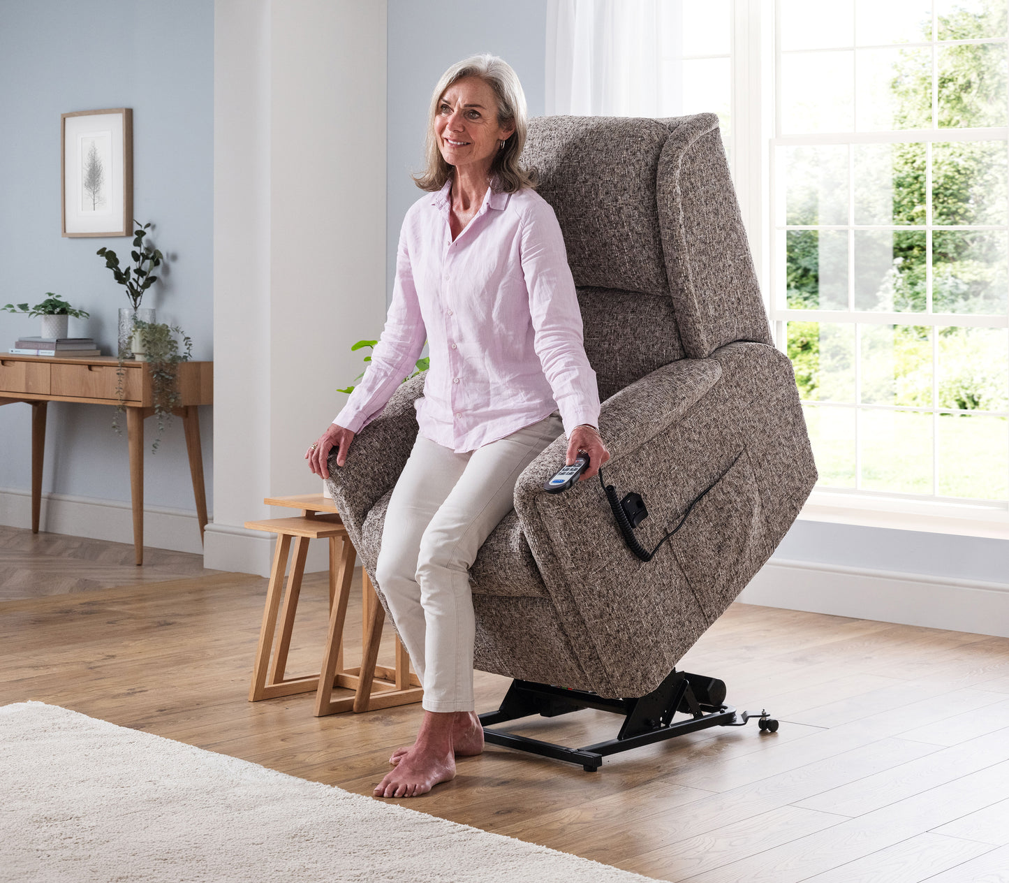 Celebrity Farndon Single Motor Rise And Recliner Fabric Armchair With Mammoth Foam VAT FREE